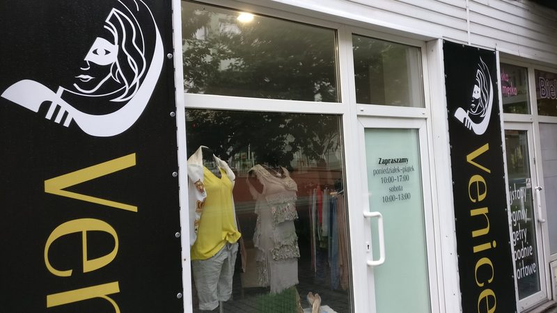 Logo Venice na witrynie sklepu z odzieżą