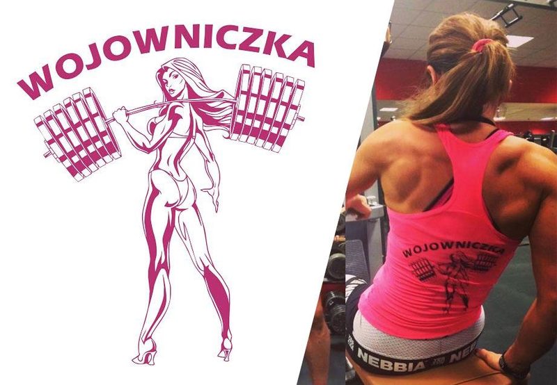 Logo Wojowniczka na koszulce sportowej