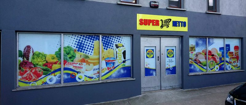 Szyld i oklejona witryna sklepu Super Netto po montażu